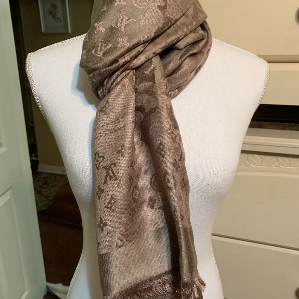 “Louis Vuitton” vintage Scarf 68"x27" new with tag - Picture 6 of 6